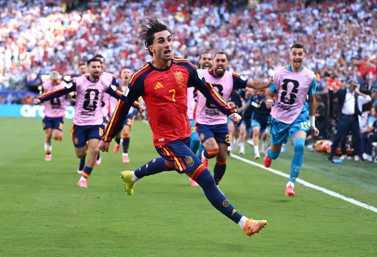 Jugador de España celebrando un gol con compañeros Jugador de España celebrando un gol con compañeros