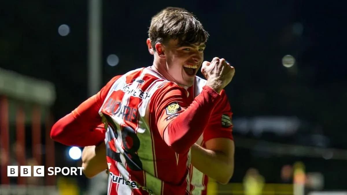 Jugador celebrando un gol en partido nocturno Jugador celebrando un gol en partido nocturno
