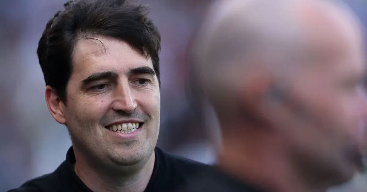 Entrenador sonriendo en el campo durante el partido Entrenador sonriendo en el campo durante el partido