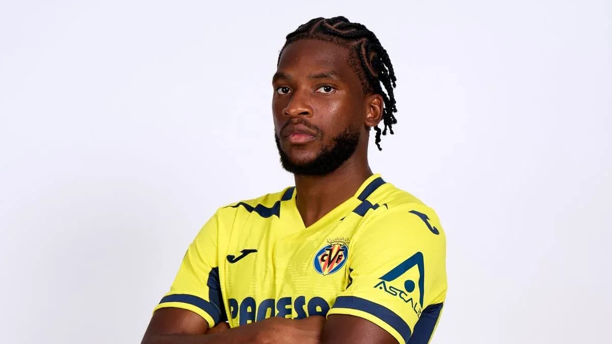 Jugador de Villarreal en camiseta amarilla posando Jugador de Villarreal en camiseta amarilla posando