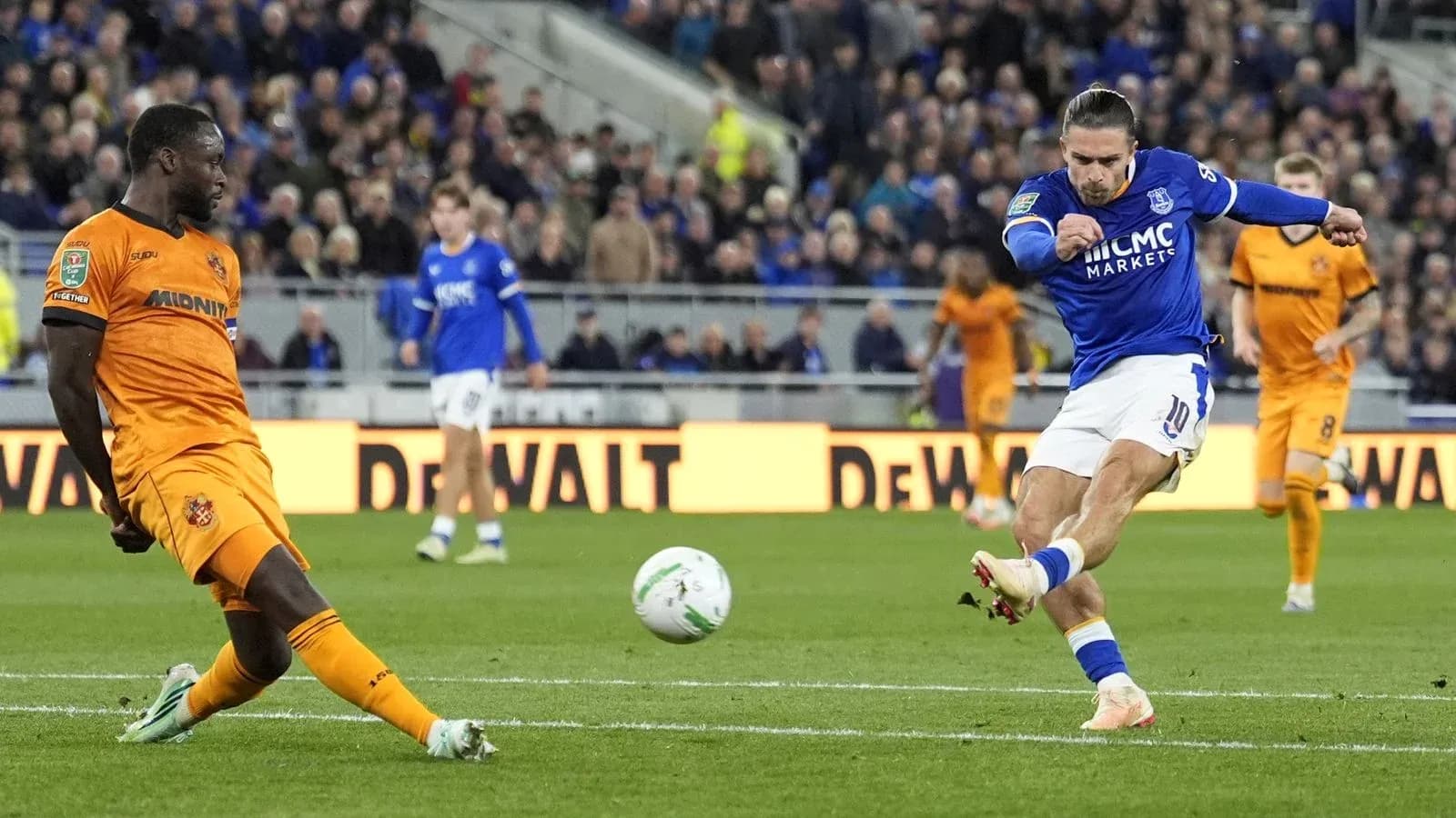 Jugador de Everton disparando a puerta en partido Jugador de Everton disparando a puerta en partido