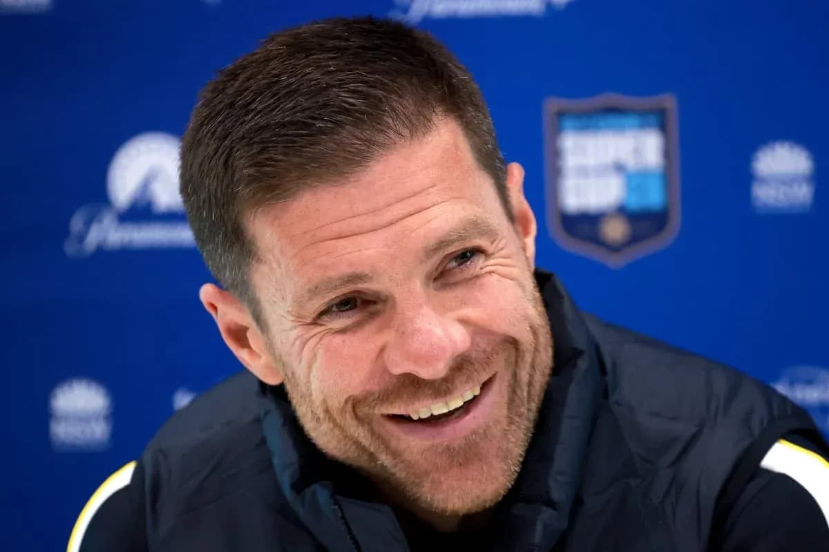 Entrenador sonriendo en conferencia de prensa Entrenador sonriendo en conferencia de prensa