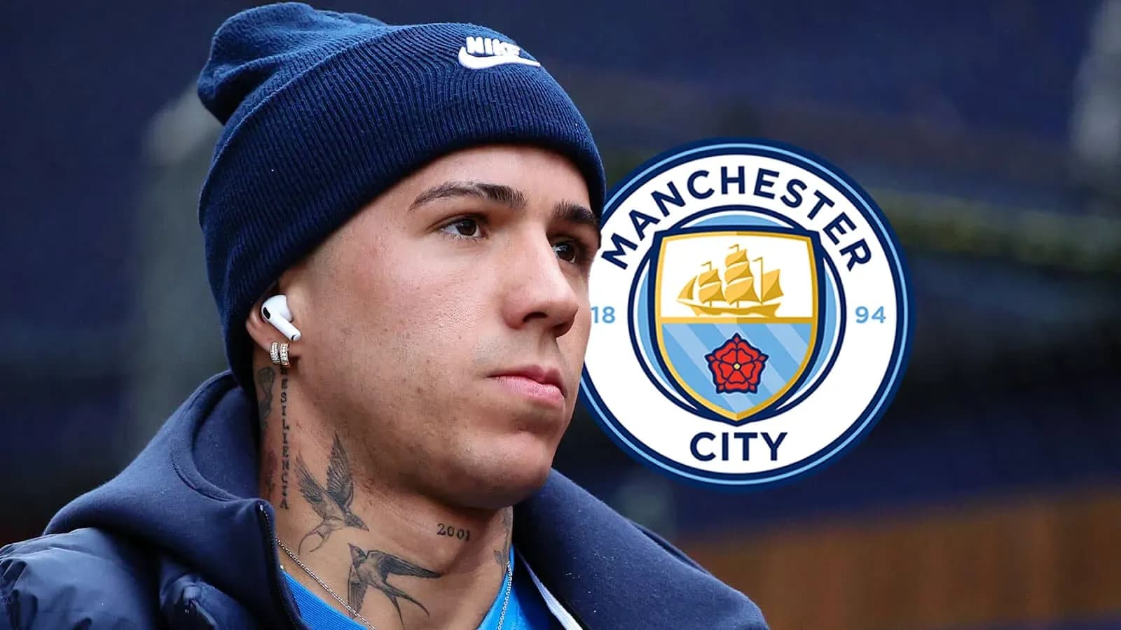 Jugador con auriculares frente al logo de Manchester City Jugador con auriculares frente al logo de Manchester City