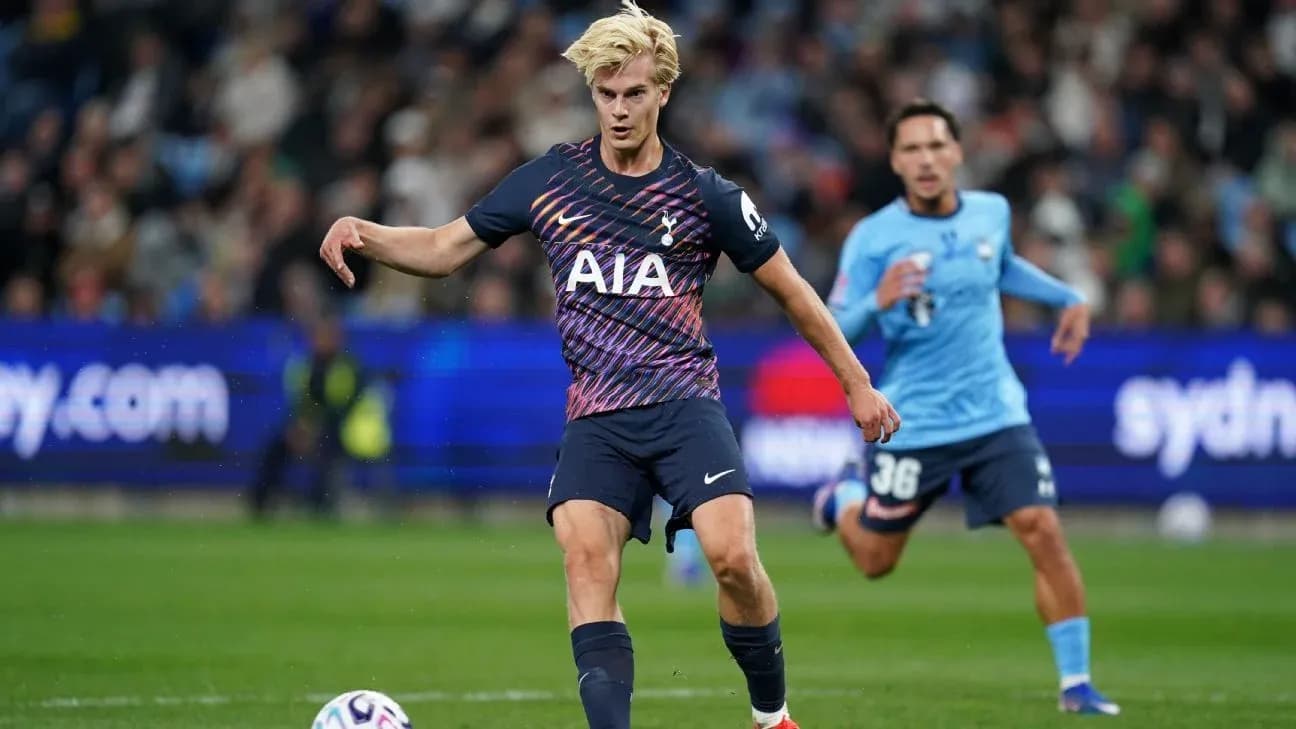Jugador de Tottenham pasando el balón durante el partido Jugador de Tottenham pasando el balón durante el partido