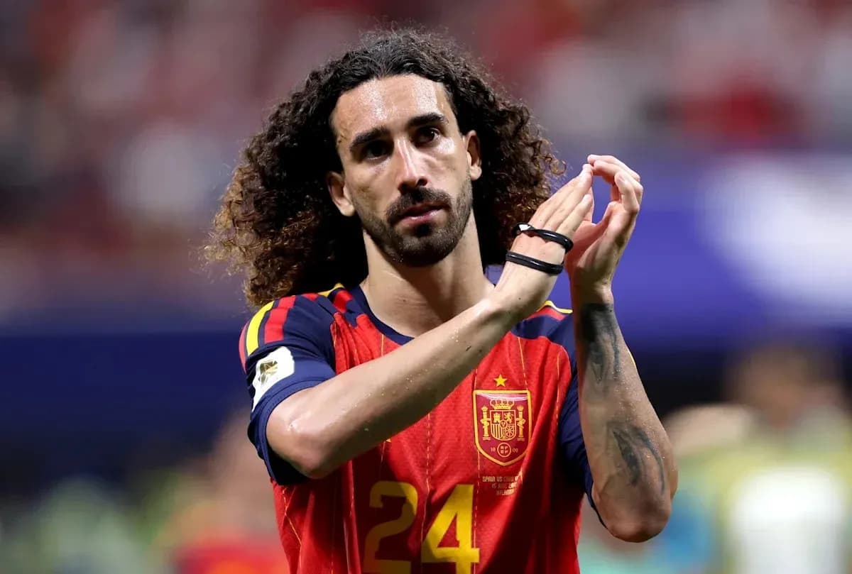 Jugador aplaudiendo con camiseta de España Jugador aplaudiendo con camiseta de España