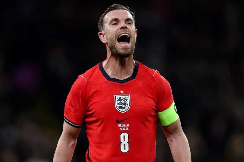 Jugador de Inglaterra celebrando con camiseta roja Jugador de Inglaterra celebrando con camiseta roja
