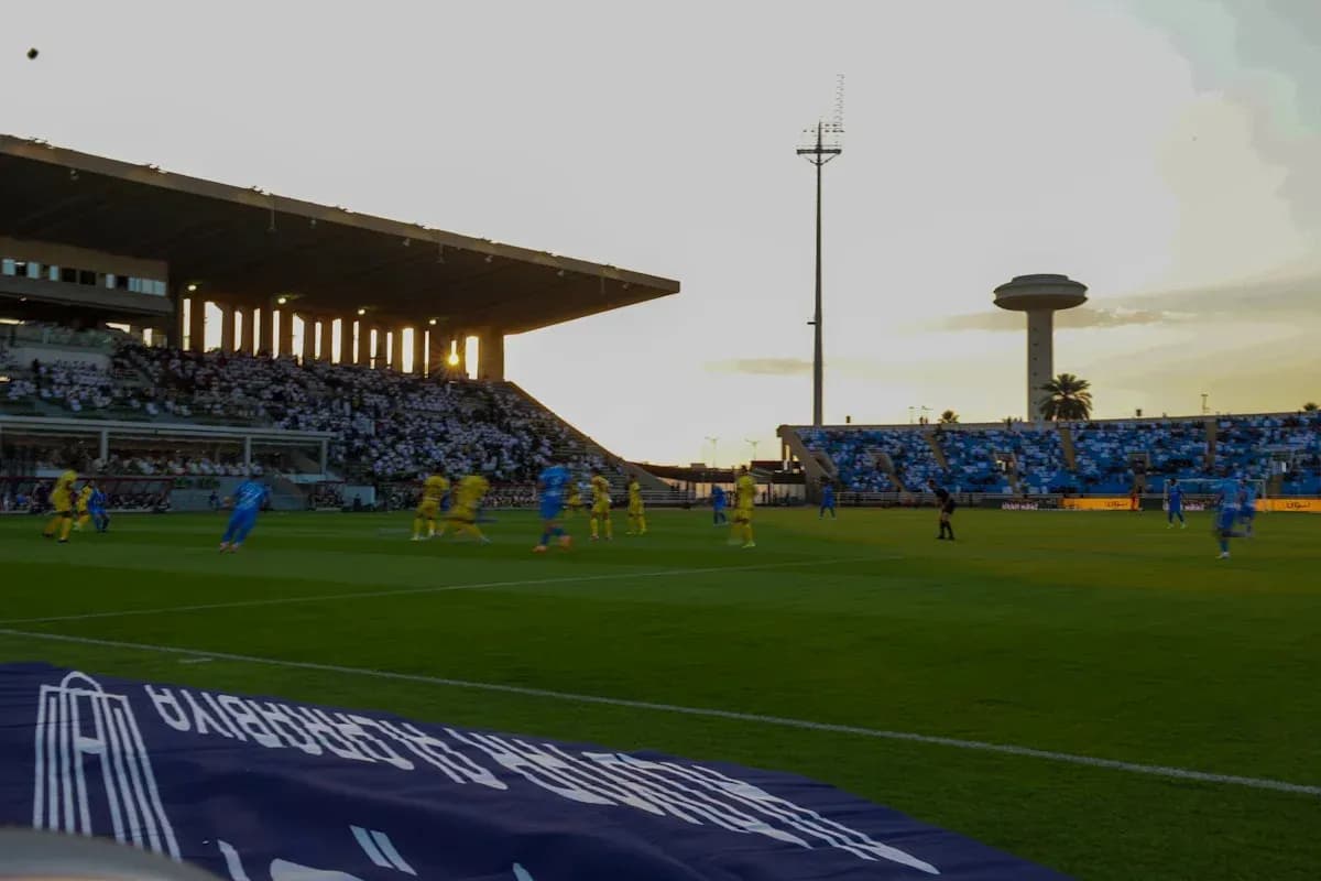 Jugadores en acción durante un partido de fútbol Jugadores en acción durante un partido de fútbol