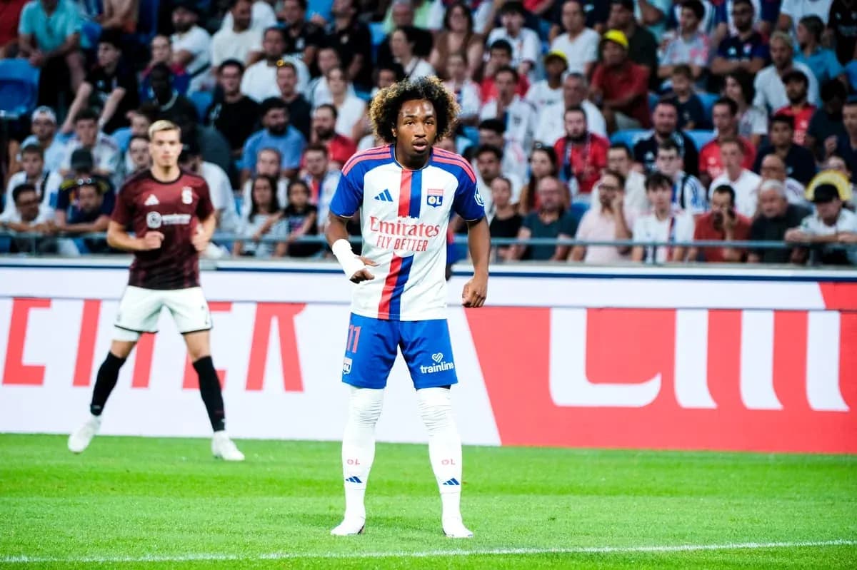 Jugador de Olympique de Lyon en acción en el partido Jugador de Olympique de Lyon en acción en el partido