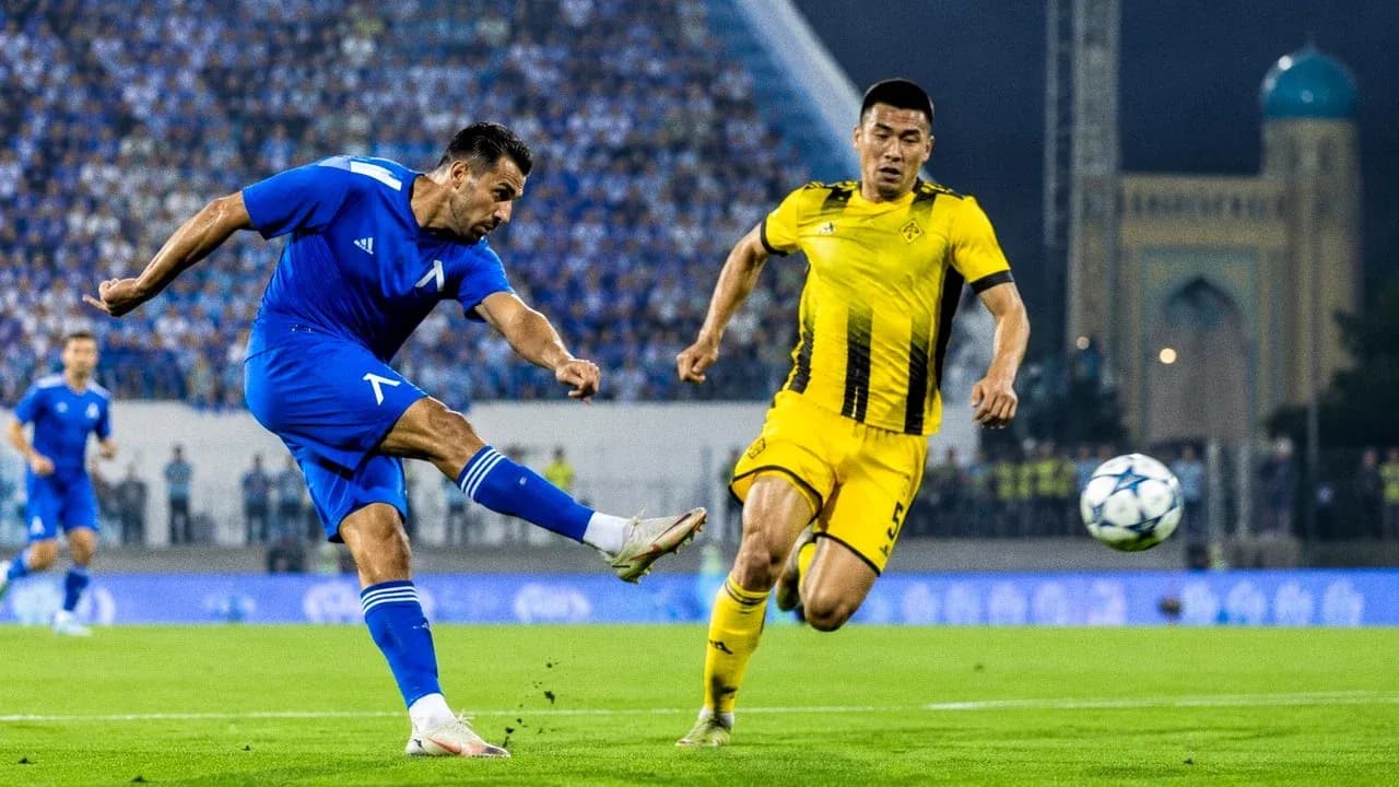 Jugador de Levski Sofia disparando a portería Jugador de Levski Sofia disparando a portería