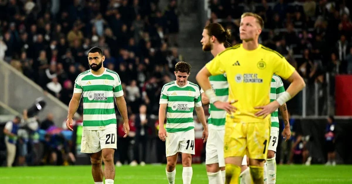 Jugadores de Celtic FC caminando cabizbajos tras el partido Jugadores de Celtic FC caminando cabizbajos tras el partido
