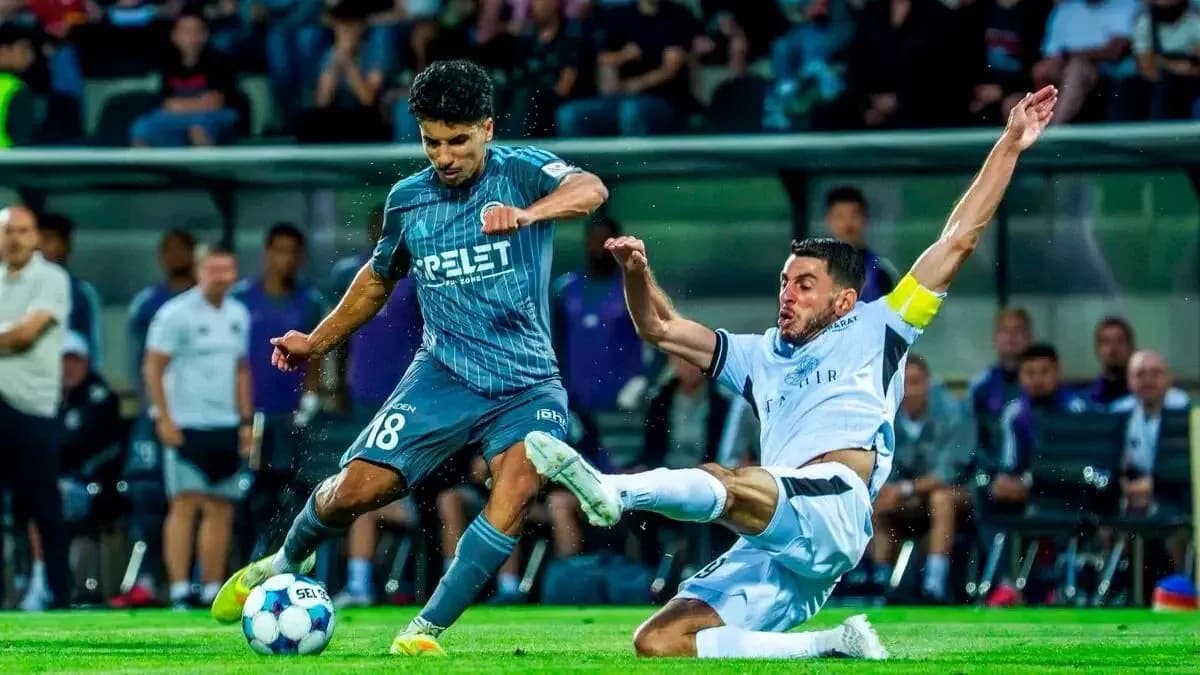 Jugador de Slovan Bratislava en acción durante el partido Jugador de Slovan Bratislava en acción durante el partido