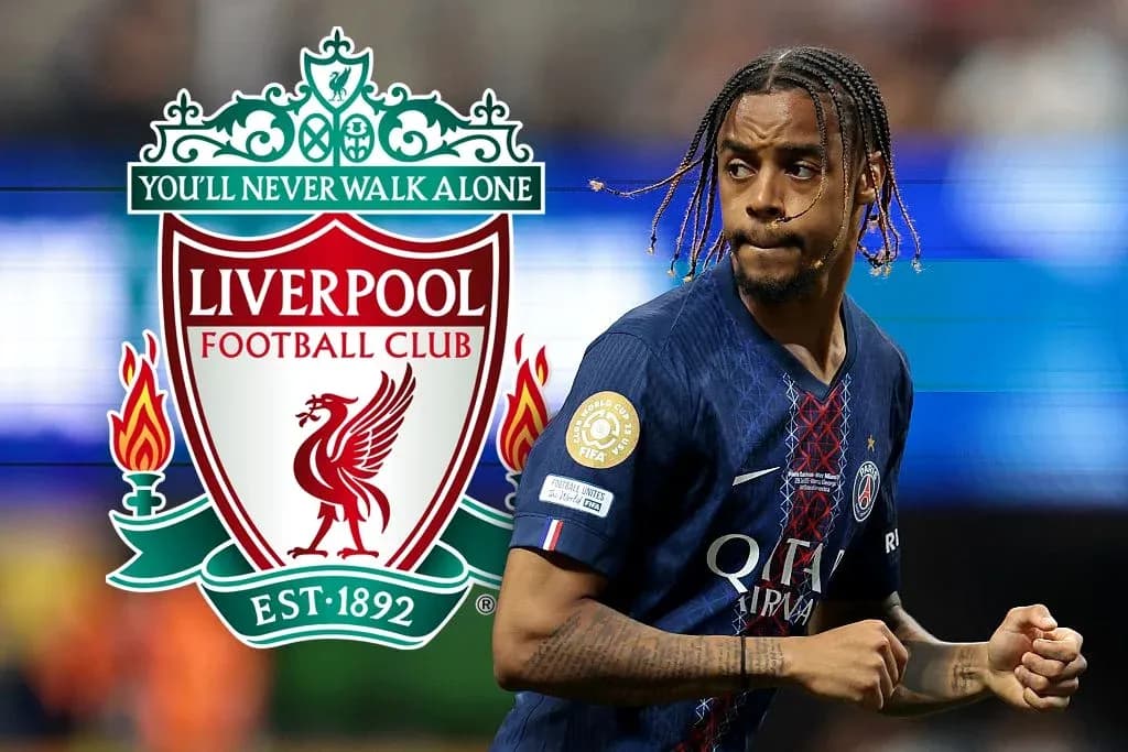 Jugador de PSG corriendo frente al logo de Liverpool Jugador de PSG corriendo frente al logo de Liverpool
