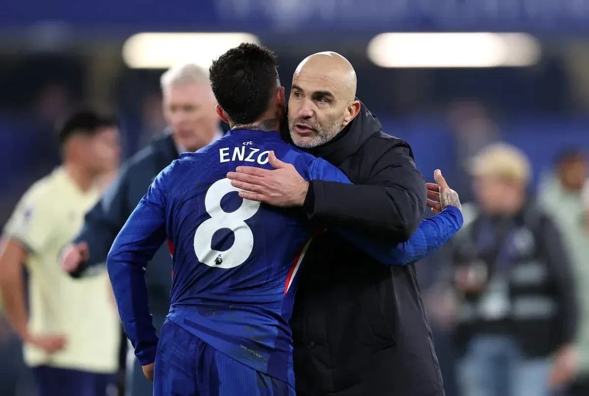 Entrenador abrazando a jugador tras el partido Entrenador abrazando a jugador tras el partido