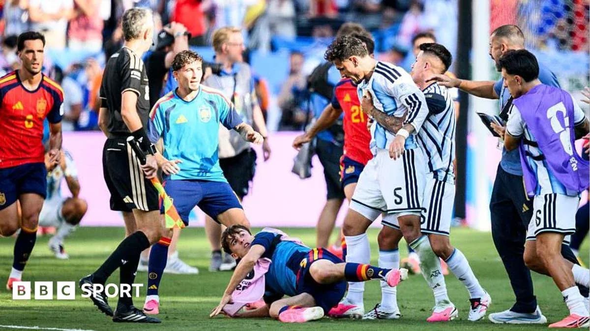 Jugadores de Argentina y España en confrontación durante el partido Jugadores de Argentina y España en confrontación durante el partido