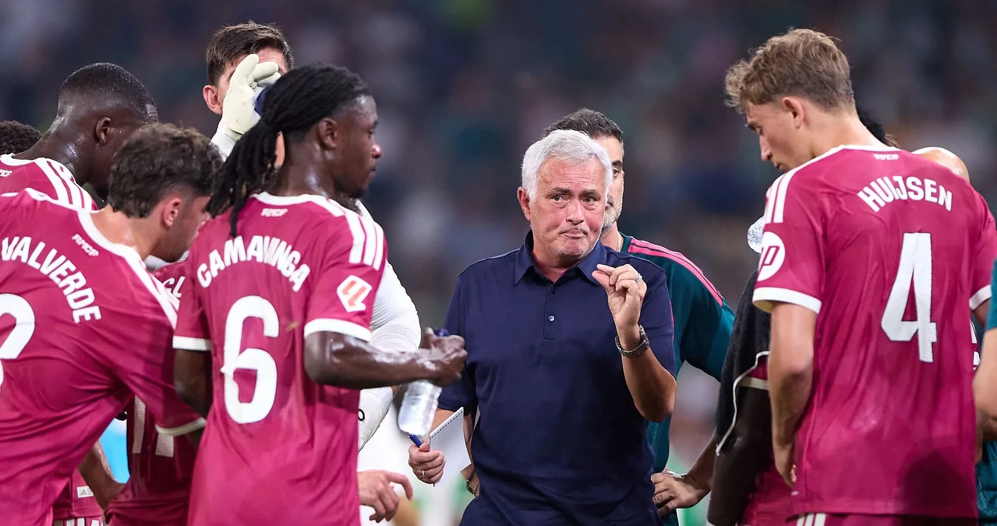 José Mourinho dando instrucciones a sus jugadores José Mourinho dando instrucciones a sus jugadores
