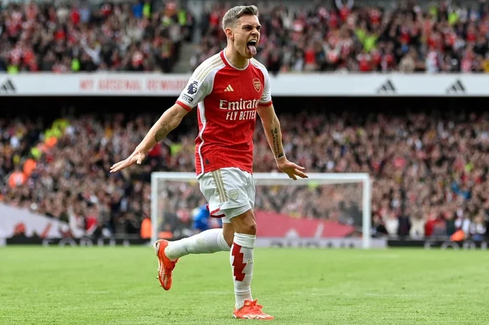 Jugador de Arsenal celebrando un gol en el estadio Jugador de Arsenal celebrando un gol en el estadio