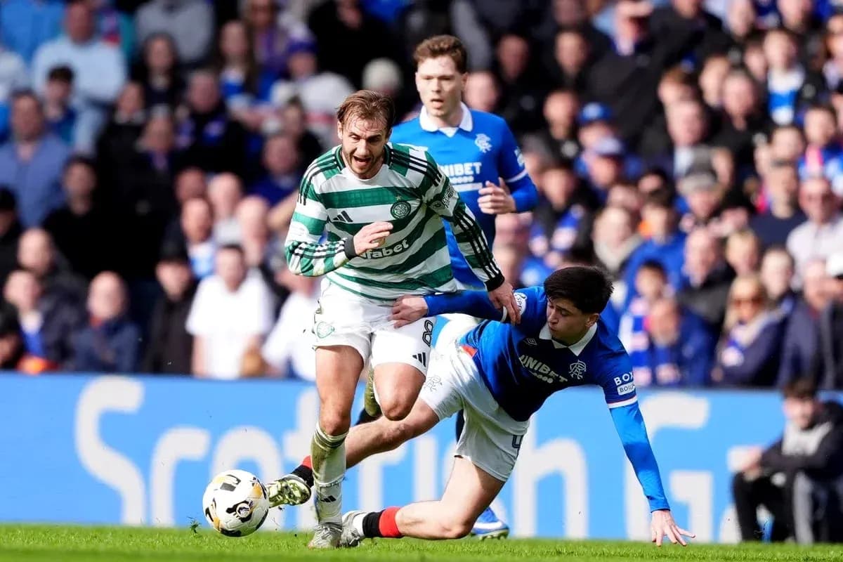 Jugador de Celtic esquivando a oponente de Rangers Jugador de Celtic esquivando a oponente de Rangers
