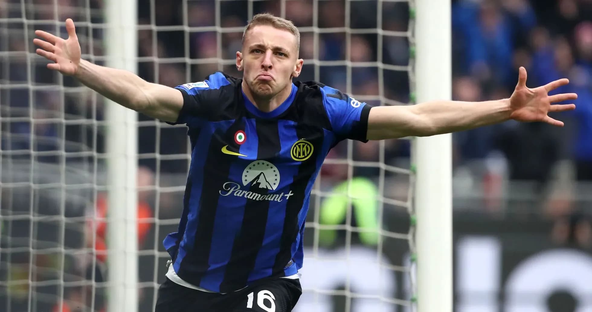 Jugador de Inter celebrando un gol en el partido Jugador de Inter celebrando un gol en el partido