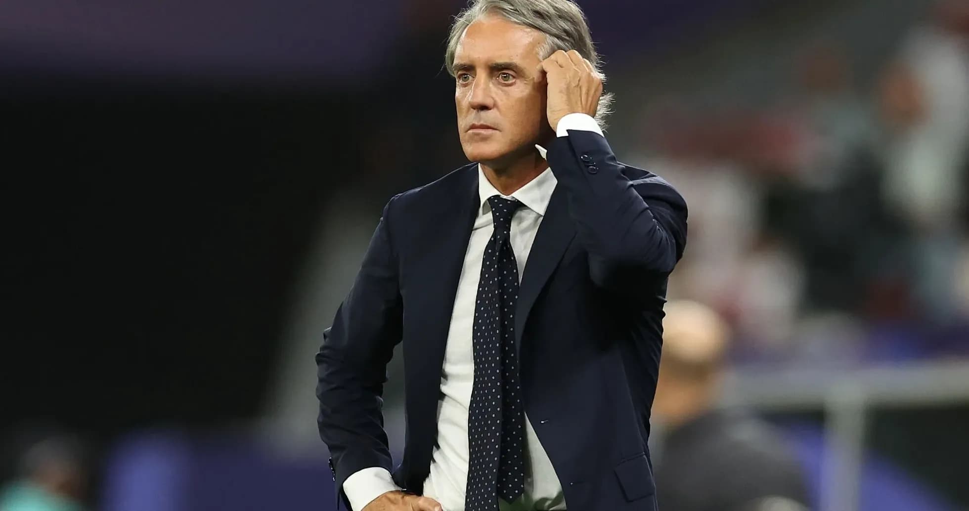 Entrenador pensativo durante un partido de fútbol Entrenador pensativo durante un partido de fútbol
