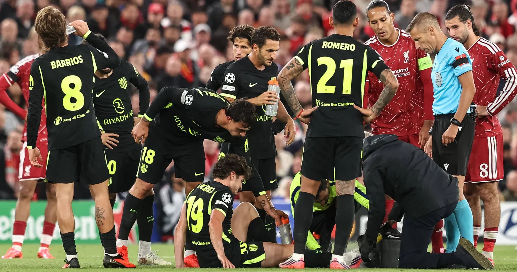 Jugadores de Atlético rodeando a compañero lesionado Jugadores de Atlético rodeando a compañero lesionado