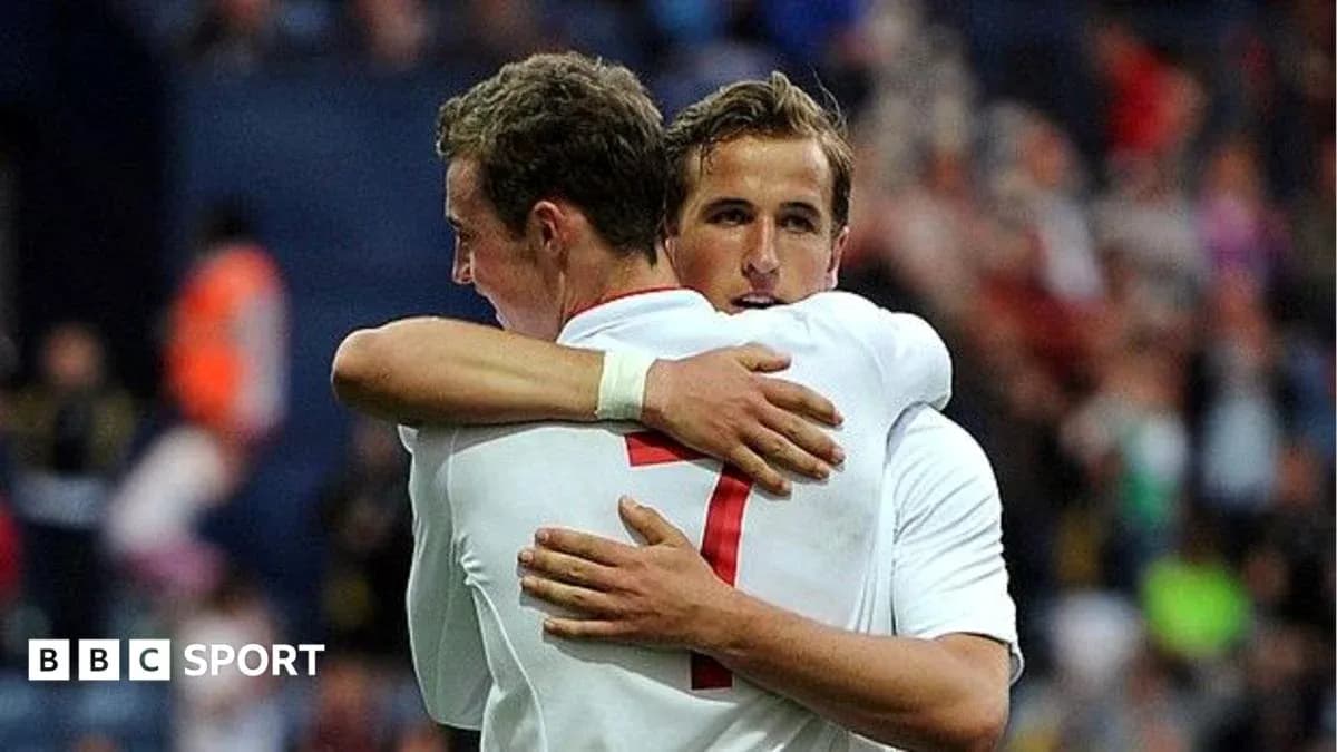 Jugadores de Inglaterra abrazándose en el campo Jugadores de Inglaterra abrazándose en el campo
