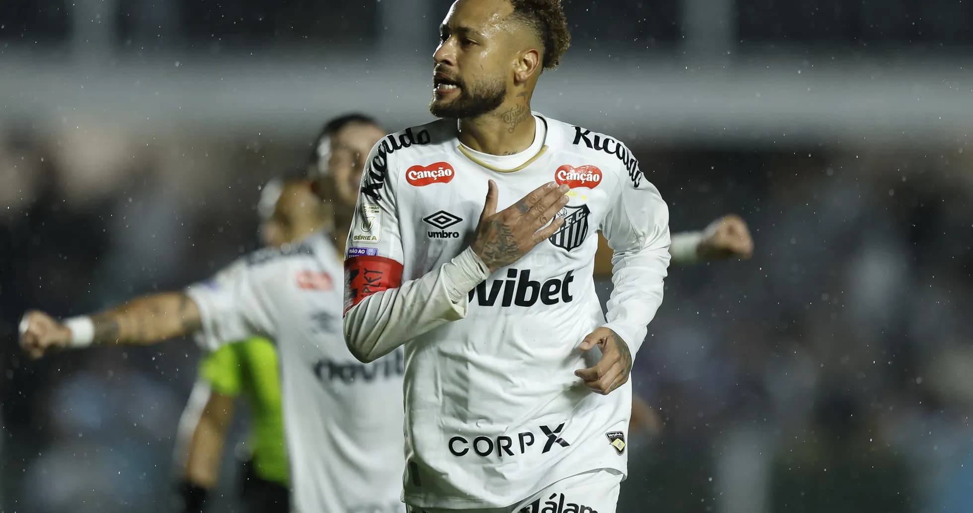 Neymar celebrando un gol con el Santos en la lluvia Neymar celebrando un gol con el Santos en la lluvia