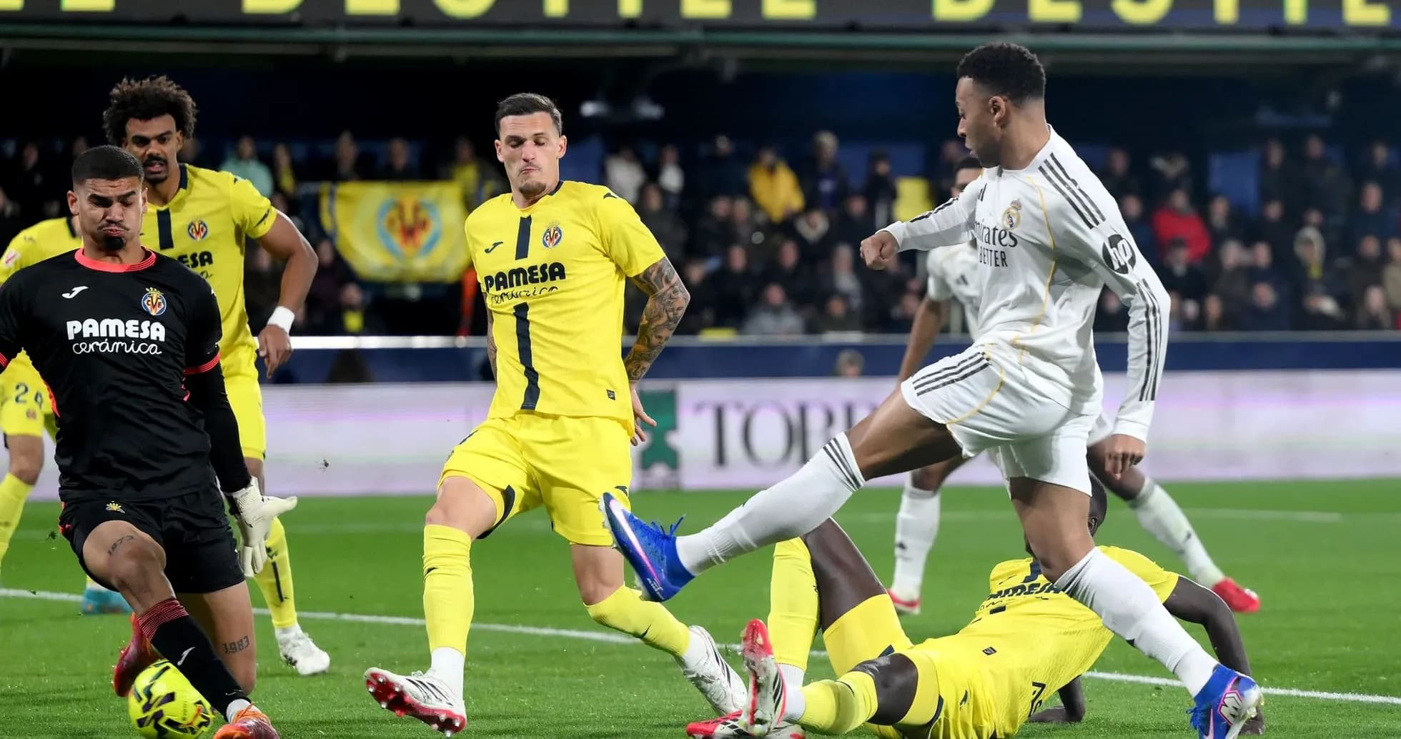 Jugador de Real Madrid chutando el balón contra Villarreal Jugador de Real Madrid chutando el balón contra Villarreal