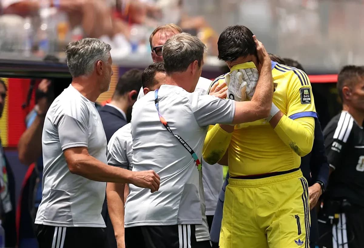 Entrenador consolando al portero tras el partido Entrenador consolando al portero tras el partido