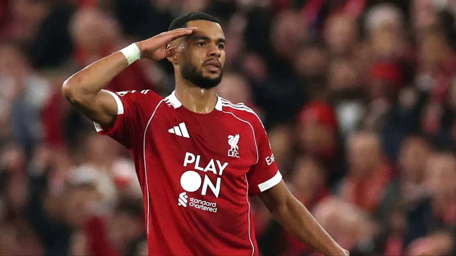 Jugador de Liverpool saludando tras anotar un gol Jugador de Liverpool saludando tras anotar un gol