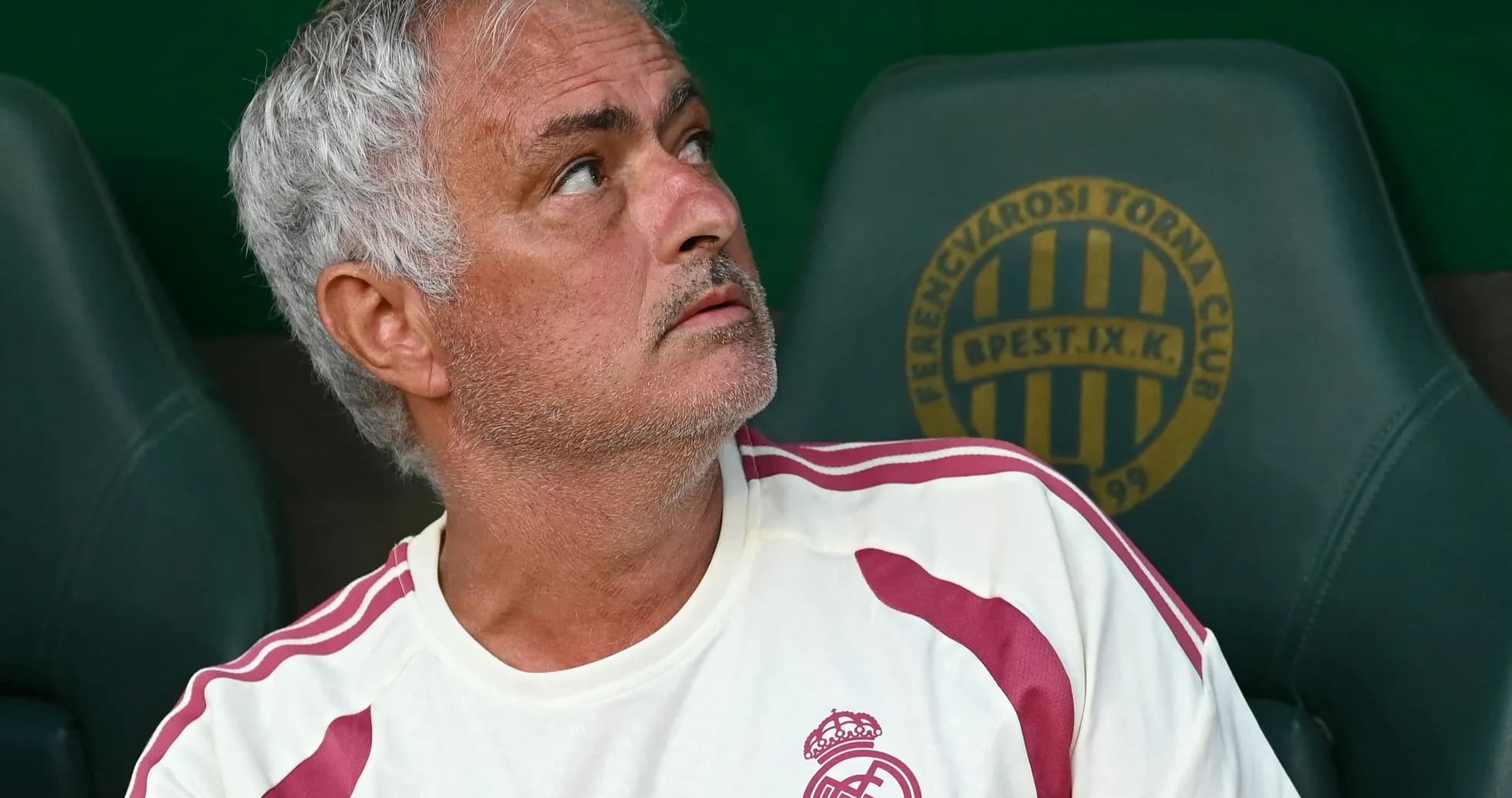 Entrenador observando desde el banquillo durante el partido Entrenador observando desde el banquillo durante el partido