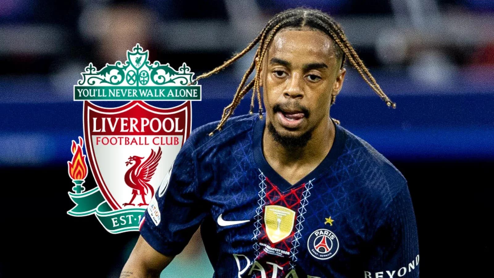 Jugador de PSG corriendo con logo de Liverpool de fondo Jugador de PSG corriendo con logo de Liverpool de fondo
