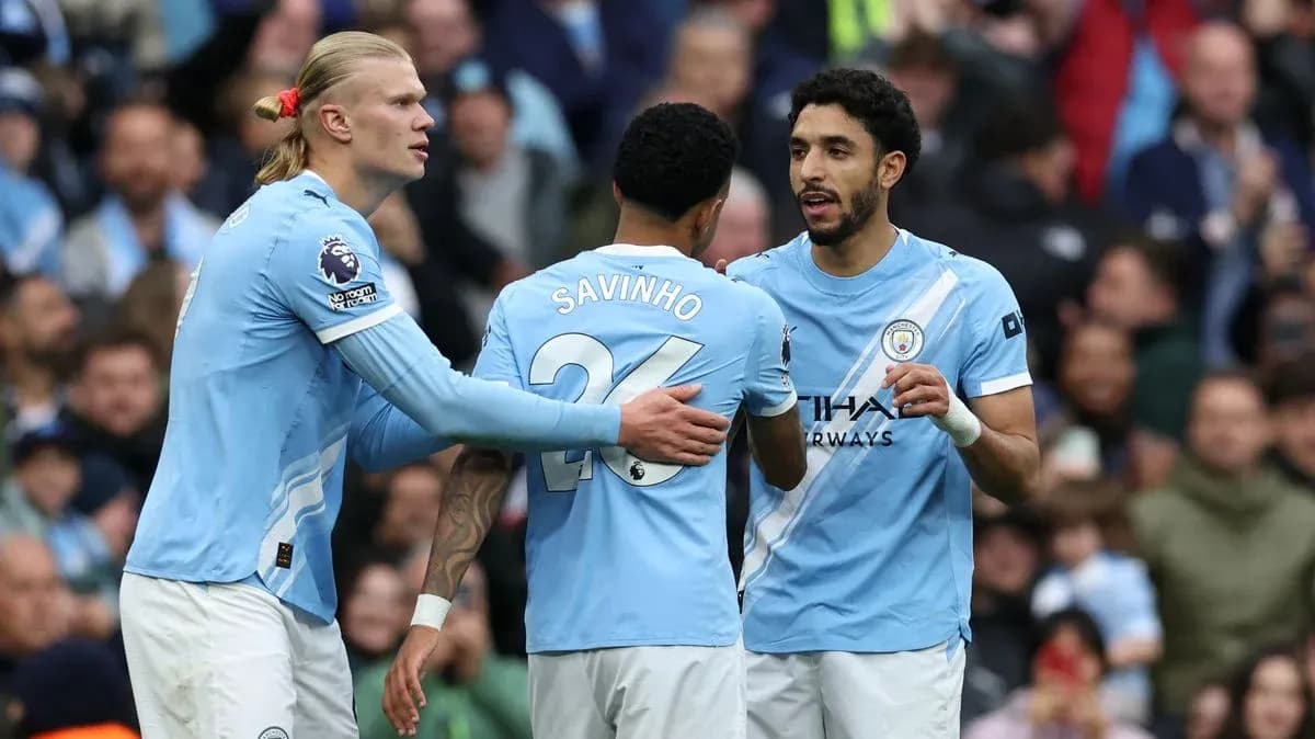 Jugadores de Manchester City celebrando en el campo Jugadores de Manchester City celebrando en el campo