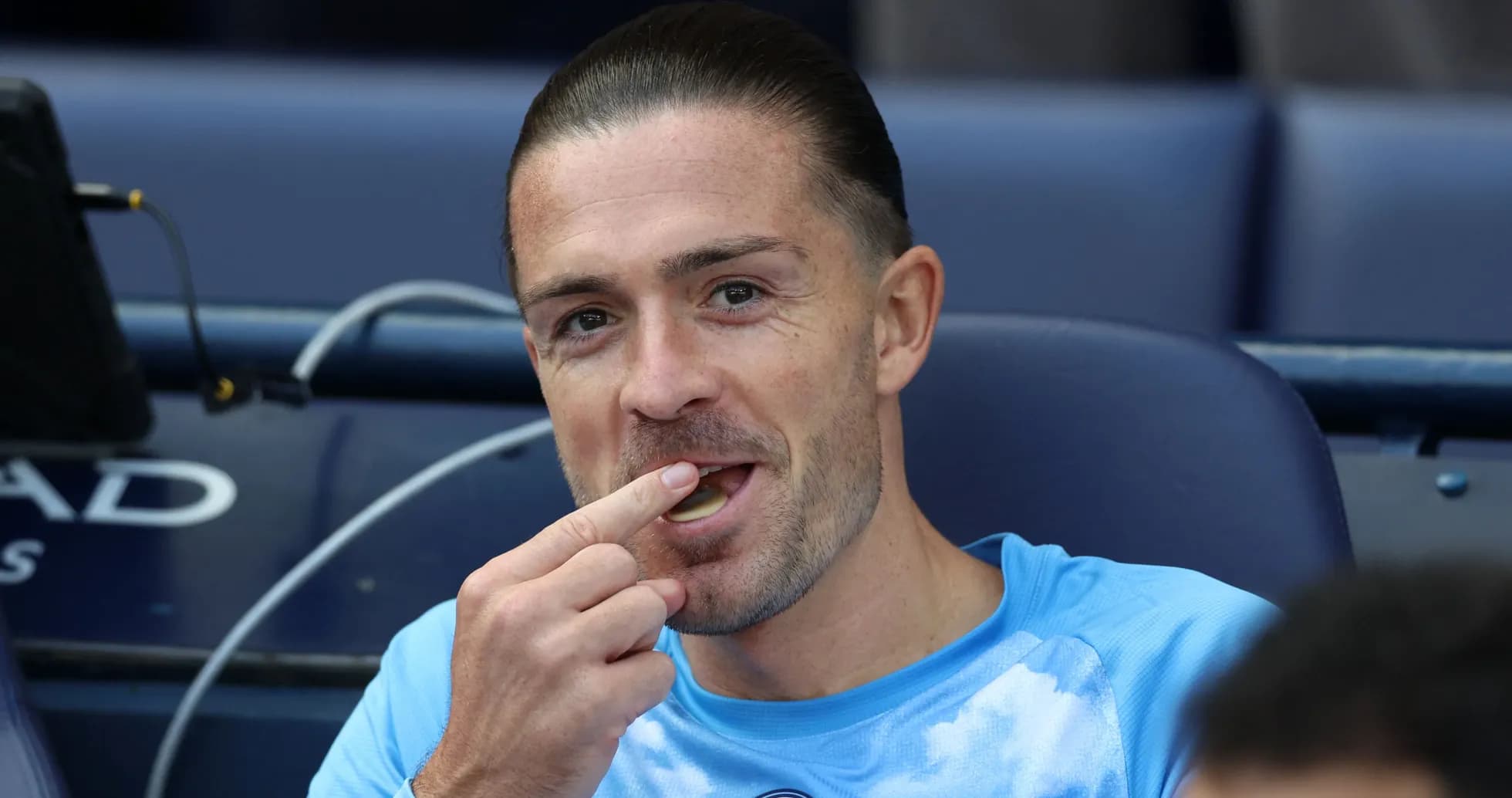 Jugador en el banquillo comiendo durante el partido Jugador en el banquillo comiendo durante el partido
