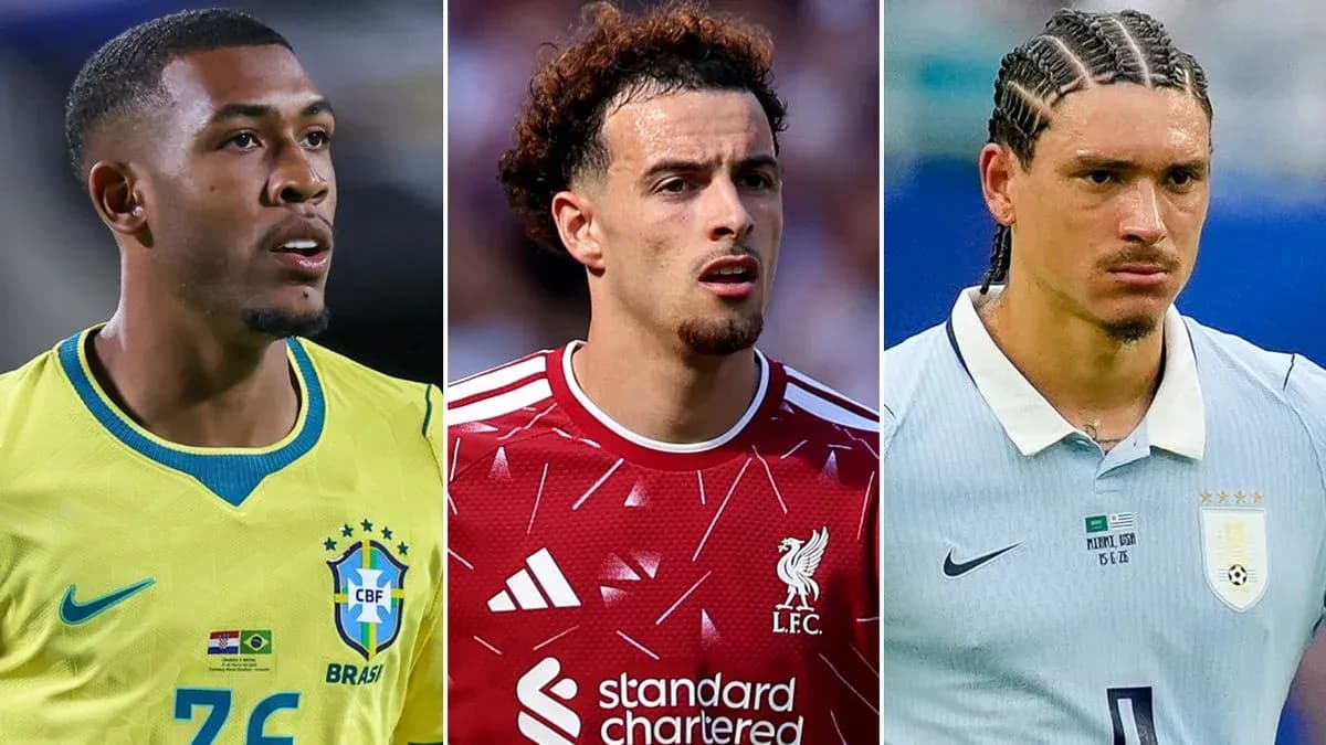 Tres futbolistas en sus respectivas camisetas nacionales Tres futbolistas en sus respectivas camisetas nacionales