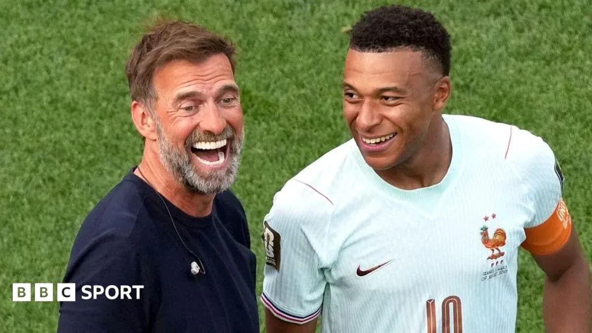 Entrenador y jugador sonriendo en el campo Entrenador y jugador sonriendo en el campo