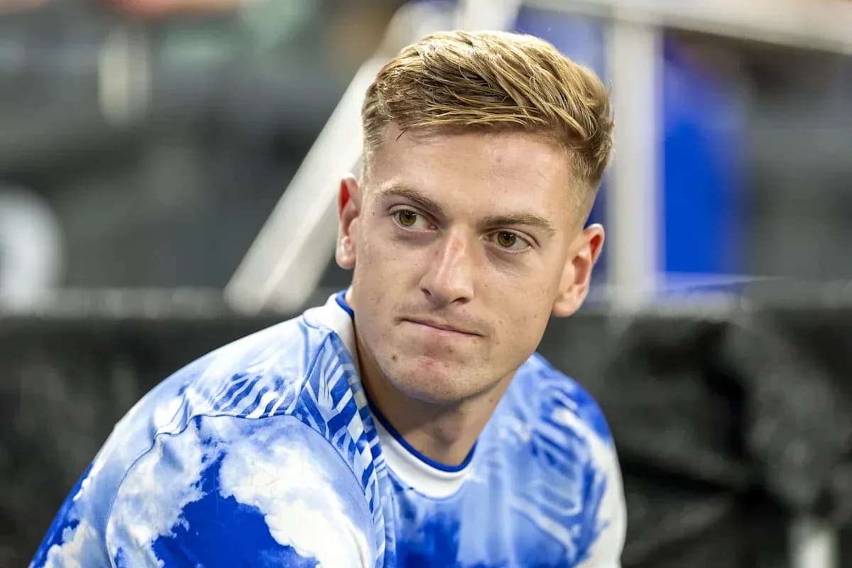 Jugador sentado en el banco con camiseta azul Jugador sentado en el banco con camiseta azul