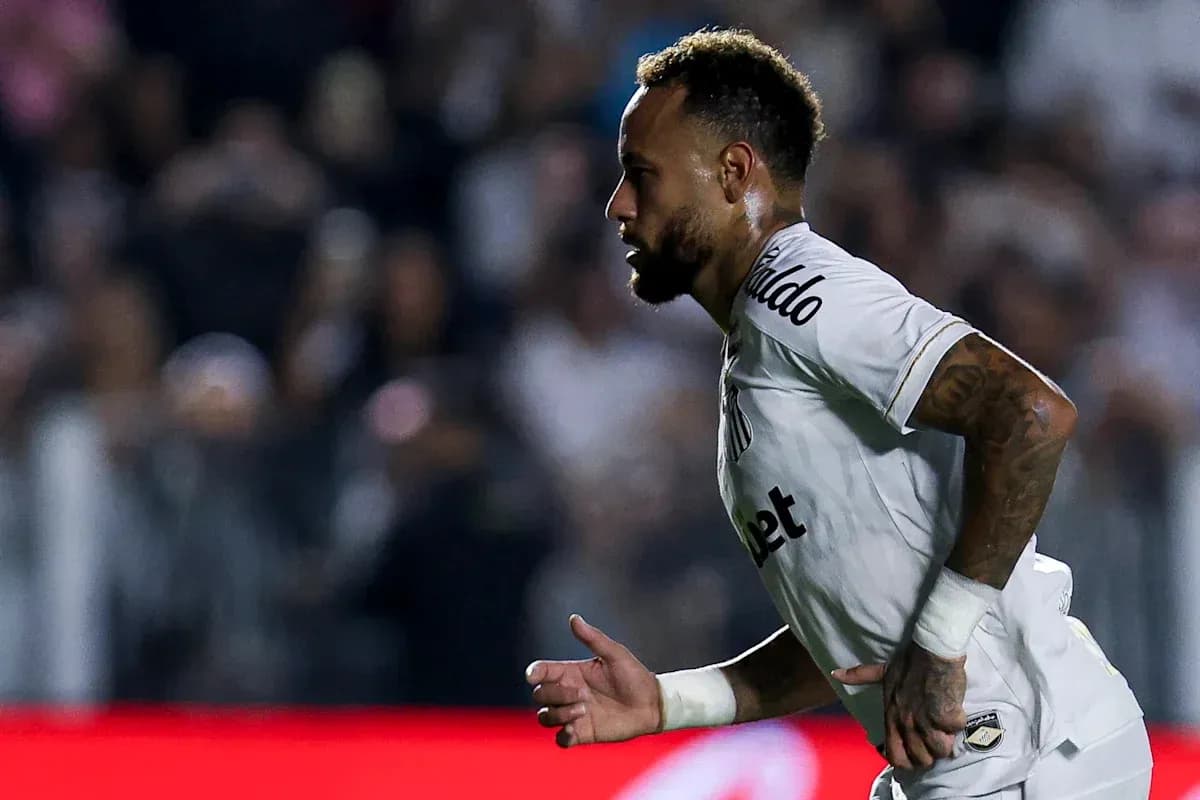 Neymar corriendo en el campo durante un partido Neymar corriendo en el campo durante un partido