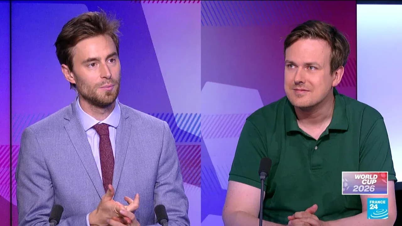 Dos comentaristas discutiendo sobre la Copa Mundial 2026 Dos comentaristas discutiendo sobre la Copa Mundial 2026