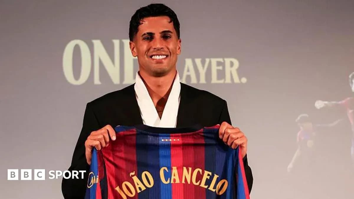 João Cancelo presenta camiseta del FC Barcelona João Cancelo presenta camiseta del FC Barcelona