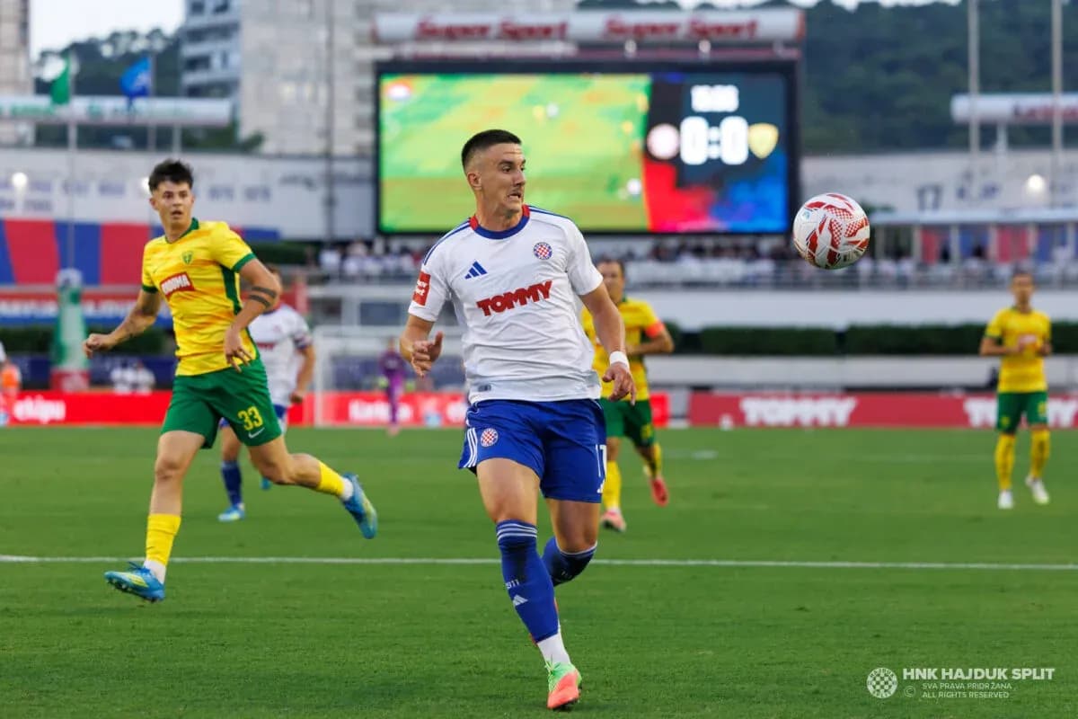 Jugador de Hajduk Split controlando el balón Jugador de Hajduk Split controlando el balón