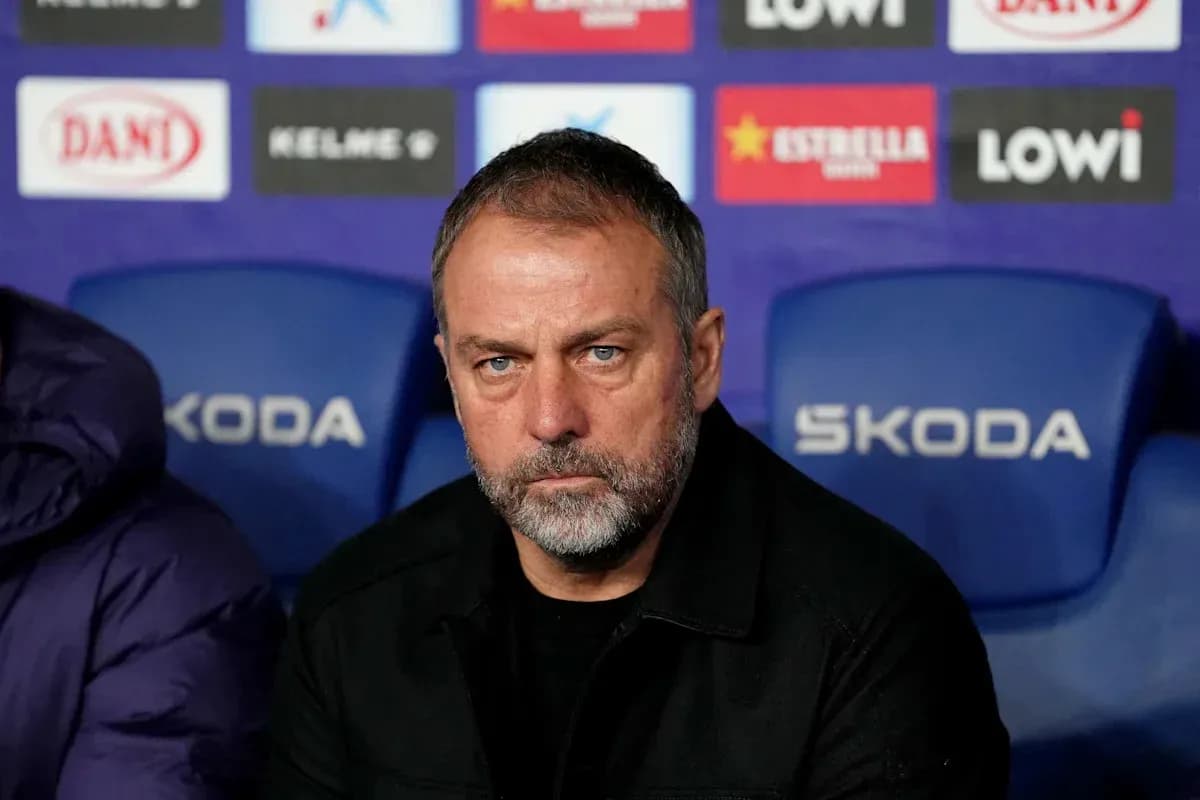 Entrenador sentado en el banquillo durante el partido Entrenador sentado en el banquillo durante el partido