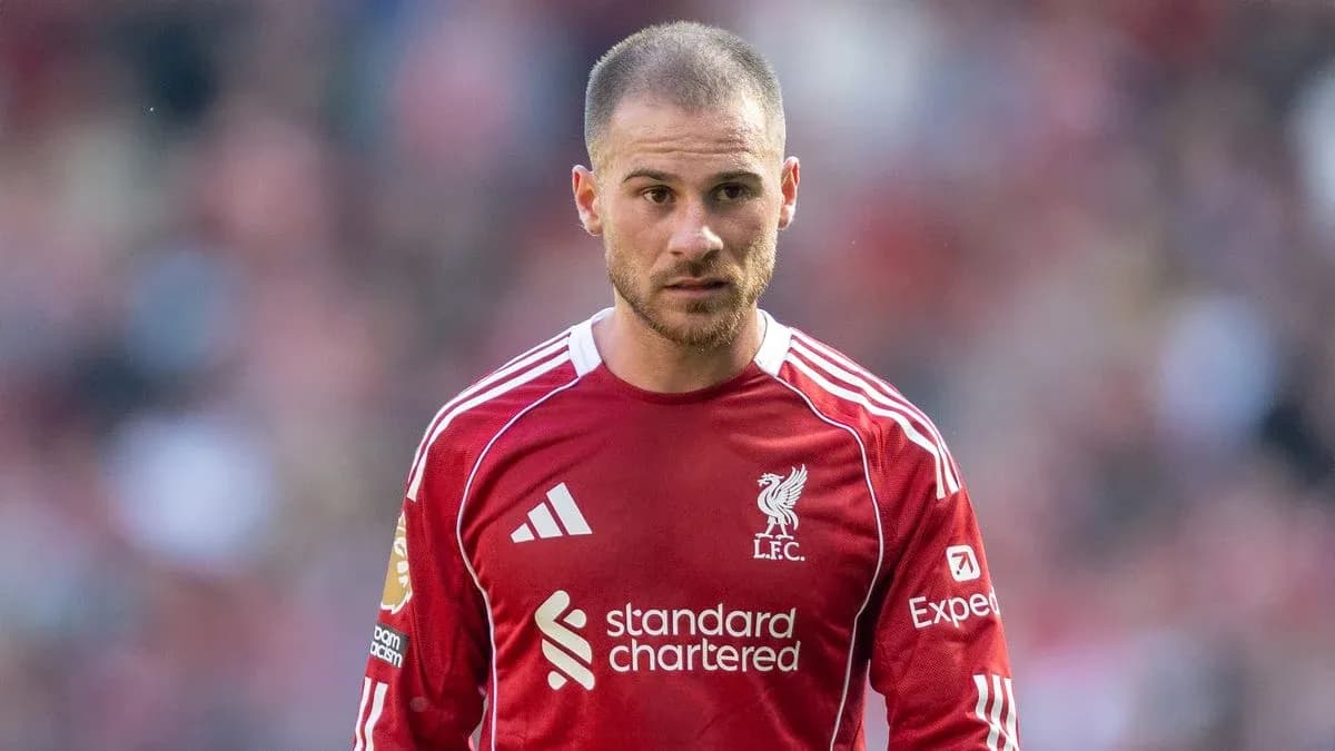 Jugador de Liverpool con camiseta roja en el campo Jugador de Liverpool con camiseta roja en el campo