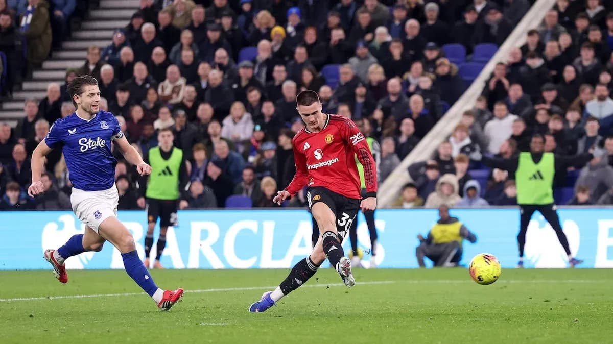 Jugador de Everton persigue a jugador de Manchester United Jugador de Everton persigue a jugador de Manchester United
