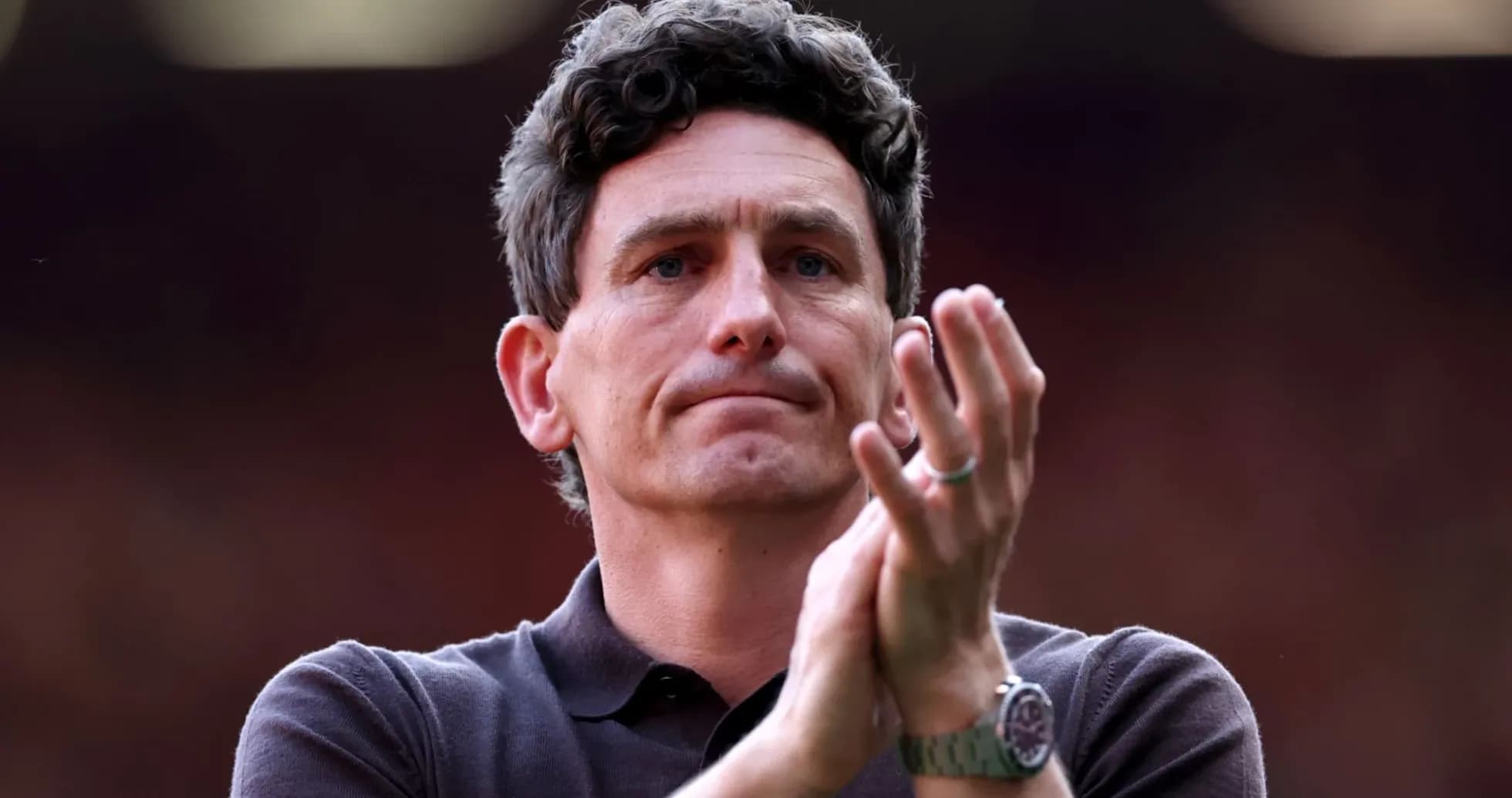 Entrenador aplaudiendo durante un partido Entrenador aplaudiendo durante un partido
