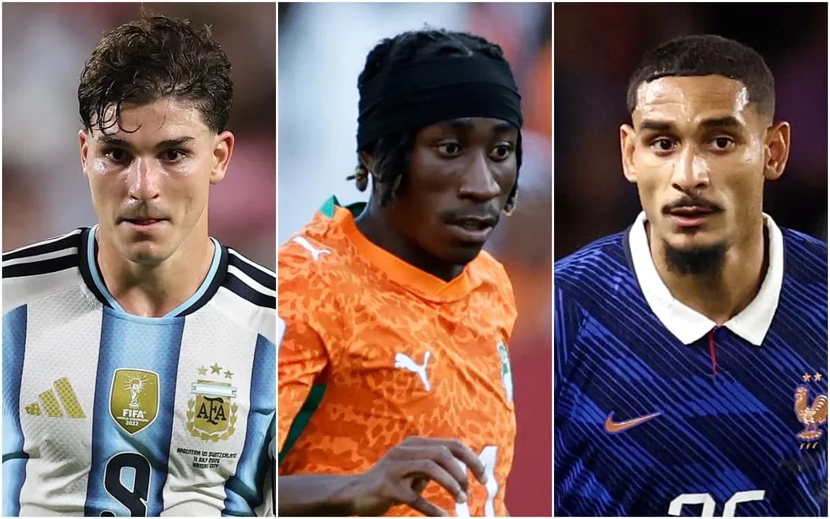 Tres jugadores de fútbol en acción durante un partido Tres jugadores de fútbol en acción durante un partido