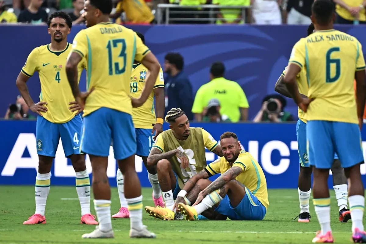 Jugadores de Brasil preocupados tras caída de Neymar Jugadores de Brasil preocupados tras caída de Neymar