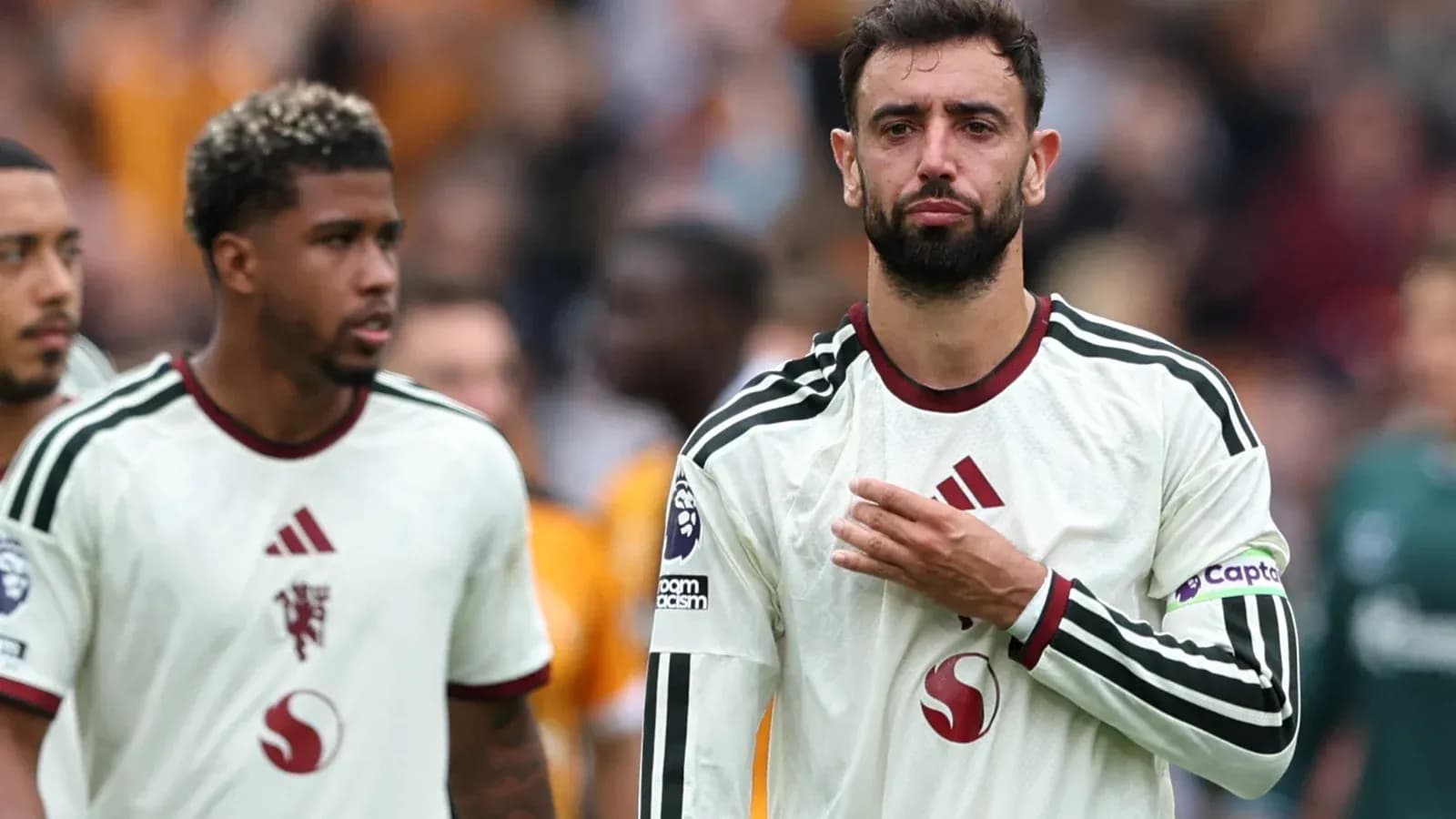 Jugadores de pie tras el partido con camisetas blancas Jugadores de pie tras el partido con camisetas blancas