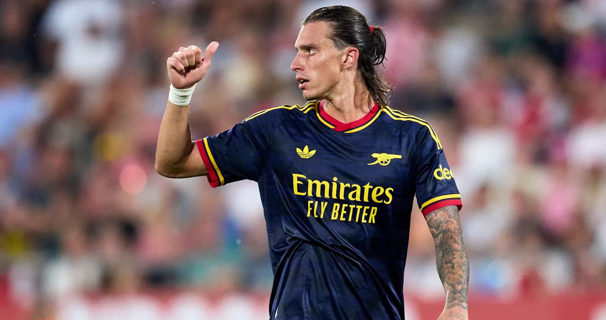 Jugador de Arsenal señalando con pulgar hacia arriba Jugador de Arsenal señalando con pulgar hacia arriba