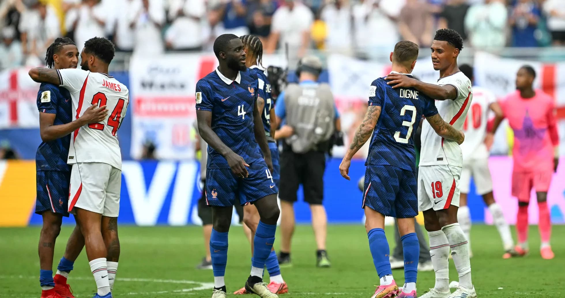Jugadores de Francia y Estados Unidos se abrazan tras el partido Jugadores de Francia y Estados Unidos se abrazan tras el partido