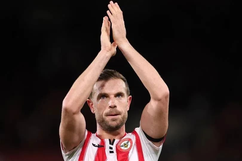 Jugador aplaudiendo a la afición tras el partido Jugador aplaudiendo a la afición tras el partido